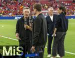 05.06.2025, Fussball UEFA Nations League 2024/25,  Halbfinale, Spanien - Frankreich, in der MHP-Arena Stuttgart, Familientreffen der Experten am TV-Mikrofon, hinten: Bastian Schweinsteiger (ARD) mit Esther Sedlaczek daneben sein Bruder Tobias Schweinsteiger (vorne, DAZN) am Spielfeldrand.