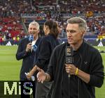 05.06.2025, Fussball UEFA Nations League 2024/25,  Halbfinale, Spanien - Frankreich, in der MHP-Arena Stuttgart, Familientreffen der Experten am TV-Mikrofon, li: Bastian Schweinsteiger (ARD) mit Esther Sedlaczek daneben sein Bruder Tobias Schweinsteiger (vorne, DAZN) am Spielfeldrand.