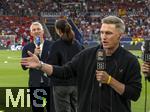 05.06.2025, Fussball UEFA Nations League 2024/25,  Halbfinale, Spanien - Frankreich, in der MHP-Arena Stuttgart, Familientreffen der Experten am TV-Mikrofon, li: Bastian Schweinsteiger (ARD) mit Esther Sedlaczek daneben sein Bruder Tobias Schweinsteiger (vorne, DAZN) am Spielfeldrand.