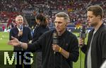 05.06.2025, Fussball UEFA Nations League 2024/25,  Halbfinale, Spanien - Frankreich, in der MHP-Arena Stuttgart, Familientreffen der Experten am TV-Mikrofon, li: Bastian Schweinsteiger (ARD) mit Esther Sedlaczek daneben sein Bruder Tobias Schweinsteiger (vorne, DAZN) am Spielfeldrand.