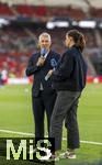 05.06.2025, Fussball UEFA Nations League 2024/25,  Halbfinale, Spanien - Frankreich, in der MHP-Arena Stuttgart, Experte am TV-Mikrofon: Bastian Schweinsteiger (li, ARD) mit Esther Sedlaczek.