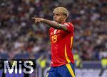 05.06.2025, Fussball UEFA Nations League 2024/25,  Halbfinale, Spanien - Frankreich, in der MHP-Arena Stuttgart, Lamine Yamal (Spanien) gibt Anweisungen.