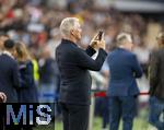 05.06.2025, Fussball UEFA Nations League 2024/25,  Halbfinale, Spanien - Frankreich, in der MHP-Arena Stuttgart,  TV-Experte Bastian Schweinsteiger am Spielfeldrand mit Handy 