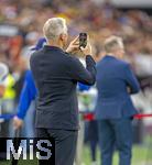 05.06.2025, Fussball UEFA Nations League 2024/25,  Halbfinale, Spanien - Frankreich, in der MHP-Arena Stuttgart,  TV-Experte Bastian Schweinsteiger am Spielfeldrand mit Handy 
