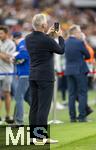 05.06.2025, Fussball UEFA Nations League 2024/25,  Halbfinale, Spanien - Frankreich, in der MHP-Arena Stuttgart,  TV-Experte Bastian Schweinsteiger am Spielfeldrand mit Handy 