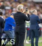 05.06.2025, Fussball UEFA Nations League 2024/25,  Halbfinale, Spanien - Frankreich, in der MHP-Arena Stuttgart,  TV-Experte Bastian Schweinsteiger am Spielfeldrand mit Handy 