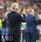 05.06.2025, Fussball UEFA Nations League 2024/25,  Halbfinale, Spanien - Frankreich, in der MHP-Arena Stuttgart,  TV-Experte Bastian Schweinsteiger am Spielfeldrand mit Handy 