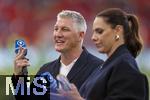 05.06.2025, Fussball UEFA Nations League 2024/25,  Halbfinale, Spanien - Frankreich, in der MHP-Arena Stuttgart,  TV-Experte Bastian Schweinsteiger am Spielfeldrand mit Esther Sedlaczek (ARD-Moderatorin).