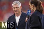 05.06.2025, Fussball UEFA Nations League 2024/25,  Halbfinale, Spanien - Frankreich, in der MHP-Arena Stuttgart,  TV-Experte Bastian Schweinsteiger am Spielfeldrand mit Esther Sedlaczek (ARD-Moderatorin).