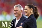 05.06.2025, Fussball UEFA Nations League 2024/25,  Halbfinale, Spanien - Frankreich, in der MHP-Arena Stuttgart,  TV-Experte Bastian Schweinsteiger am Spielfeldrand mit Esther Sedlaczek (ARD-Moderatorin).