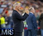05.06.2025, Fussball UEFA Nations League 2024/25,  Halbfinale, Spanien - Frankreich, in der MHP-Arena Stuttgart,  TV-Experte Bastian Schweinsteiger am Spielfeldrand mit Handy 