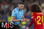 05.06.2025, Fussball UEFA Nations League 2024/25,  Halbfinale, Spanien - Frankreich, in der MHP-Arena Stuttgart,  Schiedsrichter Michael Oliver mit Marc Cucurella (Spanien)  