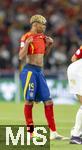 05.06.2025, Fussball UEFA Nations League 2024/25,  Halbfinale, Spanien - Frankreich, in der MHP-Arena Stuttgart,   Lamine Yamal (Spanien) lupft sein Trikot.