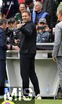 08.06.2025, Fussball UEFA Nations League 2024/25,  Spiel um Platz 3, Deutschland - Frankreich, in der MHP-Arena Stuttgart, Trainer Julian Nagelsmann (Deutschland) zeigt mit dem Daumen nach oben.
