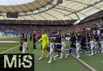 08.06.2025, Fussball UEFA Nations League 2024/25,  Spiel um Platz 3, Deutschland - Frankreich, in der MHP-Arena Stuttgart, Beide Mannschaften laufen ins Spiel ein. Hier die deutsche Mannschaft