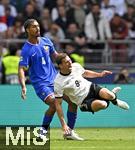 08.06.2025, Fussball UEFA Nations League 2024/25,  Spiel um Platz 3, Deutschland - Frankreich, in der MHP-Arena Stuttgart, v.l. Loic Bade (Frankreich) gegen Leon Goretzka (Deutschland) 