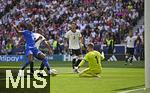 08.06.2025, Fussball UEFA Nations League 2024/25,  Spiel um Platz 3, Deutschland - Frankreich, in der MHP-Arena Stuttgart, v.l. Randal Kolo Muani (Frankreich) gegen Torwart Marc Andre ter-Stegen (Deutschland) 