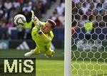 08.06.2025, Fussball UEFA Nations League 2024/25,  Spiel um Platz 3, Deutschland - Frankreich, in der MHP-Arena Stuttgart, Torwart Marc Andre ter-Stegen (Deutschland) hechtet dem Ball hinterher