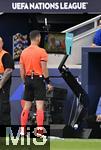 08.06.2025, Fussball UEFA Nations League 2024/25,  Spiel um Platz 3, Deutschland - Frankreich, in der MHP-Arena Stuttgart, Schiedsrichter Ivan Kruzliak (SVK) schaut sich die Schwalbe von Karim Adeyemi (Deutschland) an