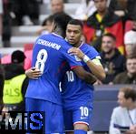08.06.2025, Fussball UEFA Nations League 2024/25,  Spiel um Platz 3, Deutschland - Frankreich, in der MHP-Arena Stuttgart, v.l. Aurelien Tchouameni (Frankreich) und Kylian Mbappe (Frankreich) umarmen sich