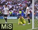 08.06.2025, Fussball UEFA Nations League 2024/25,  Spiel um Platz 3, Deutschland - Frankreich, in der MHP-Arena Stuttgart, v.l. Robin Koch (Deutschland), Torwart Marc Andre ter-Stegen (Deutschland) und Leon Goretzka (Deutschland) sind geschlagen.