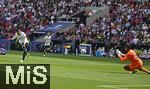 08.06.2025, Fussball UEFA Nations League 2024/25,  Spiel um Platz 3, Deutschland - Frankreich, in der MHP-Arena Stuttgart, Deniz Undav (Deutschland) gegen Torwart Mike Maignan (Frankreich) 