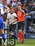 08.06.2025, Fussball UEFA Nations League 2024/25,  Spiel um Platz 3, Deutschland - Frankreich, in der MHP-Arena Stuttgart, v.l. Josua Kimmich (Deutschland) diskutiert mit Schiedsrichter Ivan Kruzliak (SVK),