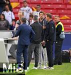 08.06.2025, Fussball UEFA Nations League 2024/25,  Spiel um Platz 3, Deutschland - Frankreich, in der MHP-Arena Stuttgart, re: Trainer Julian Nagelsmann (Deutschland) nach dem Spiel bei Rechtfertigungsversuchen am DAZN-Mikrofon.
