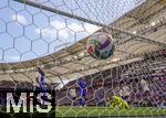 08.06.2025, Fussball UEFA Nations League 2024/25,  Spiel um Platz 3, Deutschland - Frankreich, in der MHP-Arena Stuttgart, Torwart Marc Andre ter-Stegen (re, Deutschland) kann dem Ball nur noch hinterherschauen. Kylian Mbappe (rechts verdeckt, Frankreich) erzielte hier sein Tor zum 0:1 fr Frankreich. Der Ball zappelt im Tornetz. re: Leon Goretzka (Deutschland). 