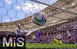 08.06.2025, Fussball UEFA Nations League 2024/25,  Spiel um Platz 3, Deutschland - Frankreich, in der MHP-Arena Stuttgart, Torwart Marc Andre ter-Stegen (re, Deutschland) kann dem Ball nur noch hinterherschauen. Kylian Mbappe (rechts verdeckt, Frankreich) erzielte hier sein Tor zum 0:1 fr Frankreich. Der Ball zappelt im Tornetz. re: Leon Goretzka (Deutschland).  