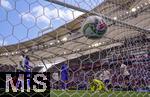 08.06.2025, Fussball UEFA Nations League 2024/25,  Spiel um Platz 3, Deutschland - Frankreich, in der MHP-Arena Stuttgart, Torwart Marc Andre ter-Stegen (re, Deutschland) kann dem Ball nur noch hinterherschauen. Kylian Mbappe (rechts verdeckt, Frankreich) erzielte hier sein Tor zum 0:1 fr Frankreich. Der Ball zappelt im Tornetz. re: Leon Goretzka (Deutschland). 