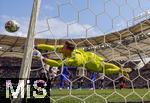 08.06.2025, Fussball UEFA Nations League 2024/25,  Spiel um Platz 3, Deutschland - Frankreich, in der MHP-Arena Stuttgart, Torwart Marc Andre ter-Stegen (Deutschland) streckt sich zum Ball. 