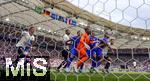 08.06.2025, Fussball UEFA Nations League 2024/25,  Spiel um Platz 3, Deutschland - Frankreich, in der MHP-Arena Stuttgart, mitte: Torwart Mike Maignan (Frankreich), li: Robin Koch (Deutschland), 