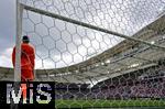 08.06.2025, Fussball UEFA Nations League 2024/25,  Spiel um Platz 3, Deutschland - Frankreich, in der MHP-Arena Stuttgart, Torwart Mike Maignan (Frankreich) lehnt am Torpfosten.