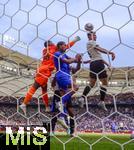 08.06.2025, Fussball UEFA Nations League 2024/25,  Spiel um Platz 3, Deutschland - Frankreich, in der MHP-Arena Stuttgart, re: Niclas Fllkrug (Deutschland) Kopfball gegen Torwart Mike Maignan (li, Frankreich) 