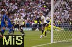 08.06.2025, Fussball UEFA Nations League 2024/25,  Spiel um Platz 3, Deutschland - Frankreich, in der MHP-Arena Stuttgart, Torschuss zum 1:0 von Kylian Mbappe (2.v.li, Frankreich), Torwart Marc Andre ter-Stegen (Deutschland) und Leon Goretzka (Deutschland) knnen dem Ball nur noch hinterherschauen.