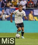 08.06.2025, Fussball UEFA Nations League 2024/25,  Spiel um Platz 3, Deutschland - Frankreich, in der MHP-Arena Stuttgart, Tom Bischof (Deutschland) am Ball 