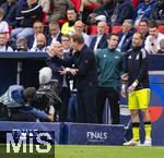 08.06.2025, Fussball UEFA Nations League 2024/25,  Spiel um Platz 3, Deutschland - Frankreich, in der MHP-Arena Stuttgart, Bei einer strittigen Schiedsrichterentscheidung streitet Trainer Didier Deschamps (li, Frankreich) mit Trainer Julian Nagelsmann (Deutschland) am Spielfeldrand freundlich aber gestenreich.