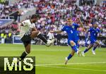 08.06.2025, Fussball UEFA Nations League 2024/25,  Spiel um Platz 3, Deutschland - Frankreich, in der MHP-Arena Stuttgart, v.li: Serge Gnabry (Deutschland) gegen Lucas Digne (Frankreich) 