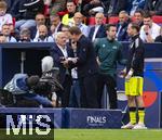 08.06.2025, Fussball UEFA Nations League 2024/25,  Spiel um Platz 3, Deutschland - Frankreich, in der MHP-Arena Stuttgart, Bei einer strittigen Schiedsrichterentscheidung streitet Trainer Didier Deschamps (li, Frankreich) mit Trainer Julian Nagelsmann (Deutschland) am Spielfeldrand freundlich aber gestenreich.