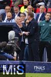 08.06.2025, Fussball UEFA Nations League 2024/25,  Spiel um Platz 3, Deutschland - Frankreich, in der MHP-Arena Stuttgart, Bei einer strittigen Schiedsrichterentscheidung streitet Trainer Didier Deschamps (li, Frankreich) mit Trainer Julian Nagelsmann (Deutschland) am Spielfeldrand freundlich aber gestenreich.