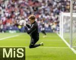 08.06.2025, Fussball UEFA Nations League 2024/25,  Spiel um Platz 3, Deutschland - Frankreich, in der MHP-Arena Stuttgart, Torwart Alexander Nbel (Deutschland) beim Aufwrmen