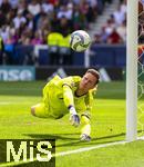 08.06.2025, Fussball UEFA Nations League 2024/25,  Spiel um Platz 3, Deutschland - Frankreich, in der MHP-Arena Stuttgart, Torwart Marc Andre ter-Stegen (Deutschland) hechtet zum Ball.