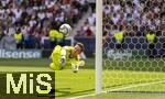 08.06.2025, Fussball UEFA Nations League 2024/25,  Spiel um Platz 3, Deutschland - Frankreich, in der MHP-Arena Stuttgart, Torwart Marc Andre ter-Stegen (Deutschland) hechtet zum Ball.