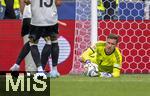 08.06.2025, Fussball UEFA Nations League 2024/25,  Spiel um Platz 3, Deutschland - Frankreich, in der MHP-Arena Stuttgart, re: Torwart Marc Andre ter-Stegen (Deutschland) am Boden mit dem Ball.