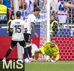 08.06.2025, Fussball UEFA Nations League 2024/25,  Spiel um Platz 3, Deutschland - Frankreich, in der MHP-Arena Stuttgart, re: Torwart Marc Andre ter-Stegen (Deutschland) am Boden mit dem Ball. 