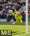 08.06.2025, Fussball UEFA Nations League 2024/25,  Spiel um Platz 3, Deutschland - Frankreich, in der MHP-Arena Stuttgart, Torwart Marc Andre ter-Stegen (Deutschland) hechtet zum Ball.