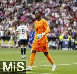 08.06.2025, Fussball UEFA Nations League 2024/25,  Spiel um Platz 3, Deutschland - Frankreich, in der MHP-Arena Stuttgart, Torwart Mike Maignan (Frankreich) gibt Anweisungen.