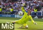 08.06.2025, Fussball UEFA Nations League 2024/25,  Spiel um Platz 3, Deutschland - Frankreich, in der MHP-Arena Stuttgart, Torwart Marc Andre ter-Stegen (Deutschland) wehrt den Ball ab.