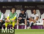 08.06.2025, Fussball UEFA Nations League 2024/25,  Spiel um Platz 3, Deutschland - Frankreich, in der MHP-Arena Stuttgart, Ersatzbank, v.li: Torwart Alexander Nbel (Deutschland), Nick Woltemade (Deutschland), Leon Goretzka (Deutschland).